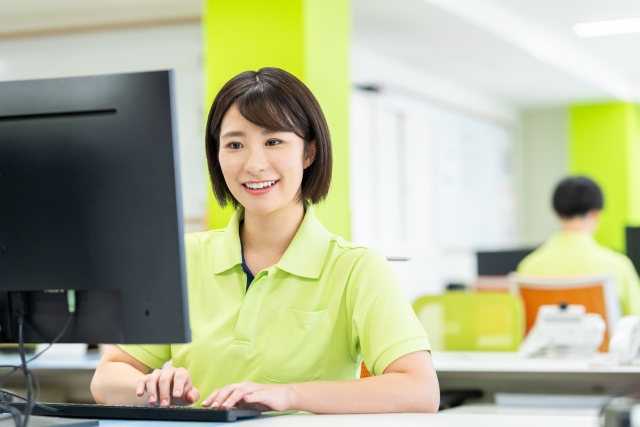 《未経験OK！正社員採用前提・車通勤可能》貿易倉庫での入出庫事務