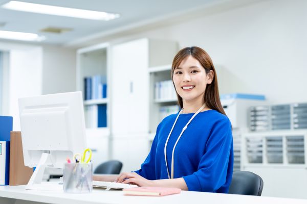 正社員★駅直結★海上貨物の輸出入手配★きれいなオフィス